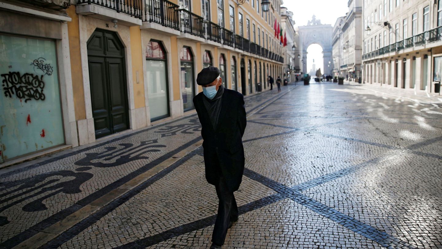 Un hombre camina por el centro de Lisboa durante el confinamiento. (Foto: Reuters)