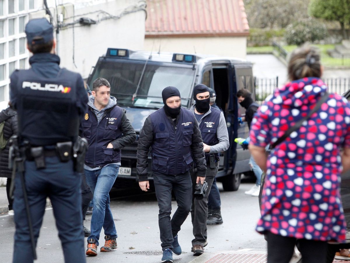 Foto: Policías de paisano, durante una detención junto a compañeros uniformados, el pasado marzo en Galicia. (EFE)