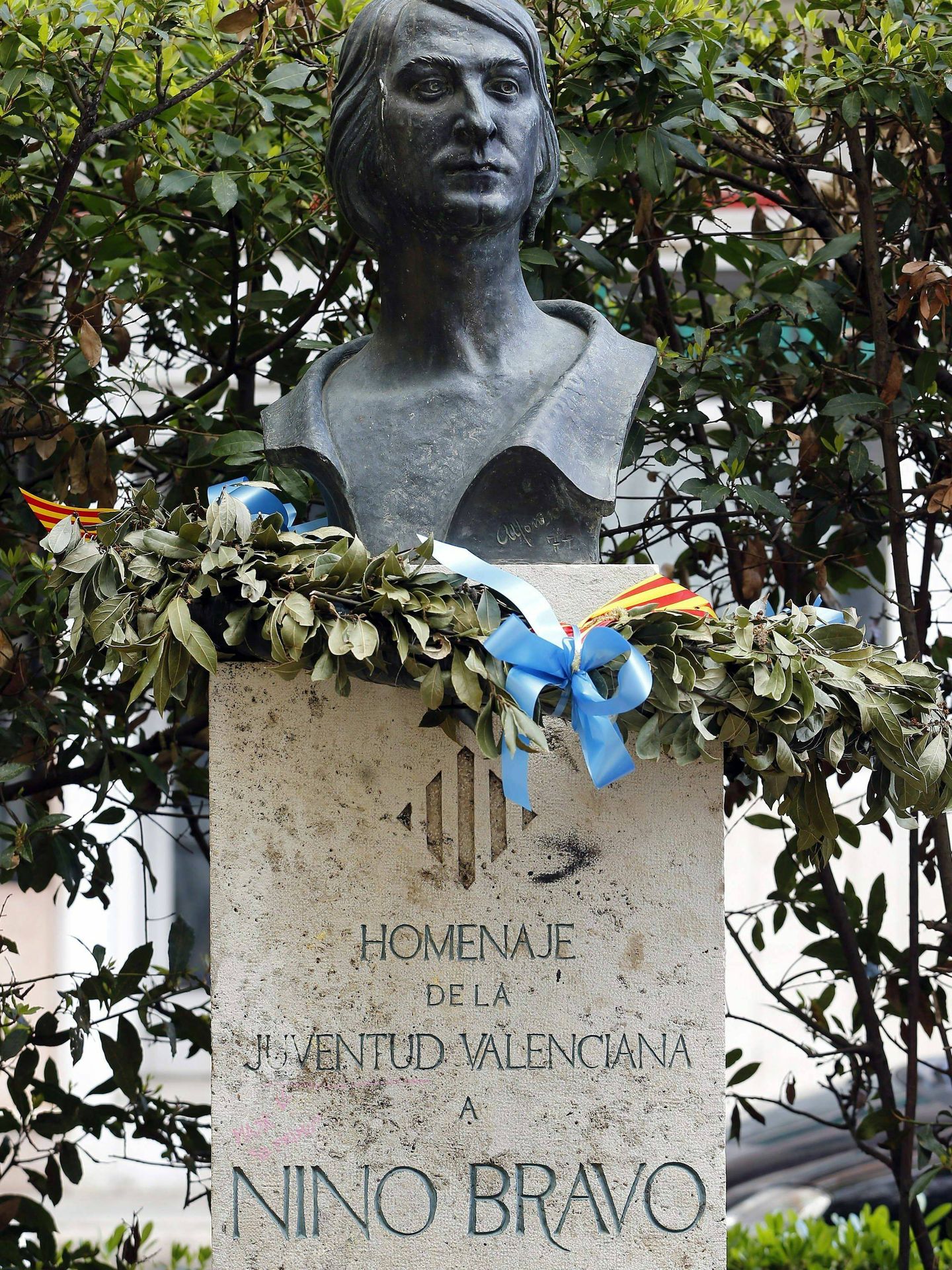 Estatua conmemorativa del artista en Valencia. (EFE)
