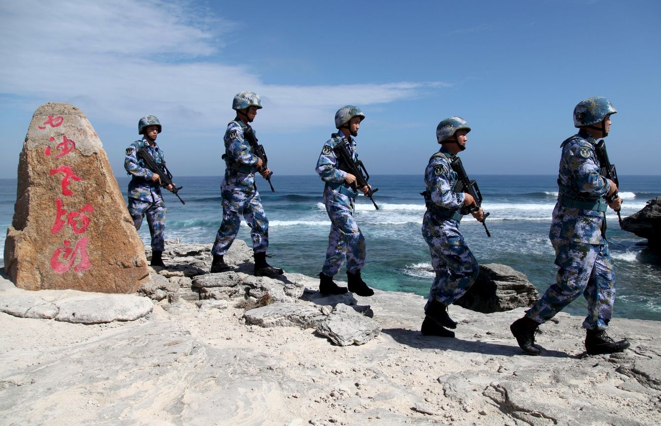 Soldados chinos patrullan la isla Woody, en el archipiélago Paracelso, el 24 de febrero de 2016 (Reuters).
