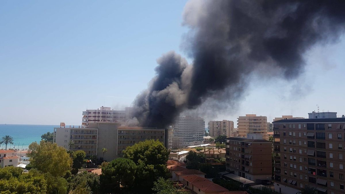 Un incendio en el parking de un hotel de Benicássim afecta a diez vehículos