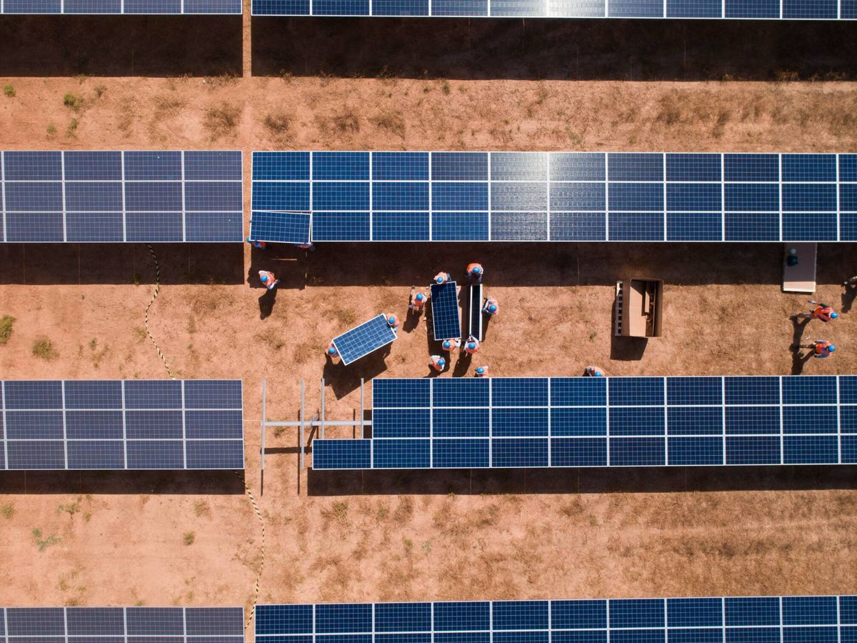 Foto: Imagen de archivo de la construcción de un parque solar.