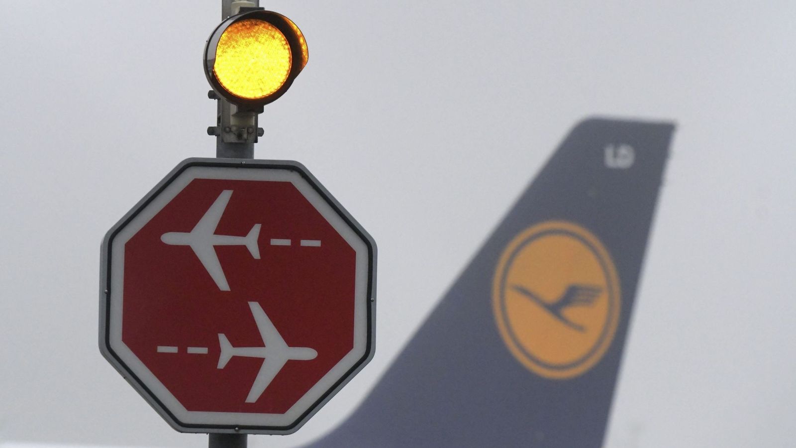 Foto: Un avión de la compañía aérea Lufthansa es fotografiado tras una señal de 'stop'. (EFE)