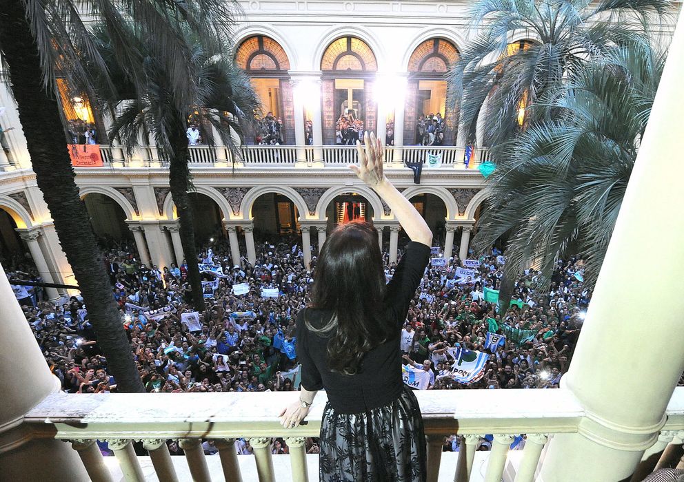 Foto: La presidenta Cristina Fernández saluda a sus seguidores desde un balcón de la casa Rosada. (EFE)