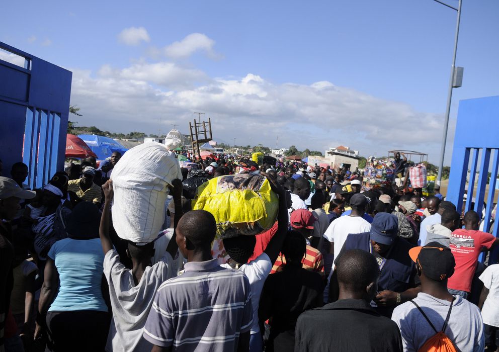 Foto: Haitianos que trabajan irregularmente en República Dominicana entran en el país por Dajabón. (Reuters)