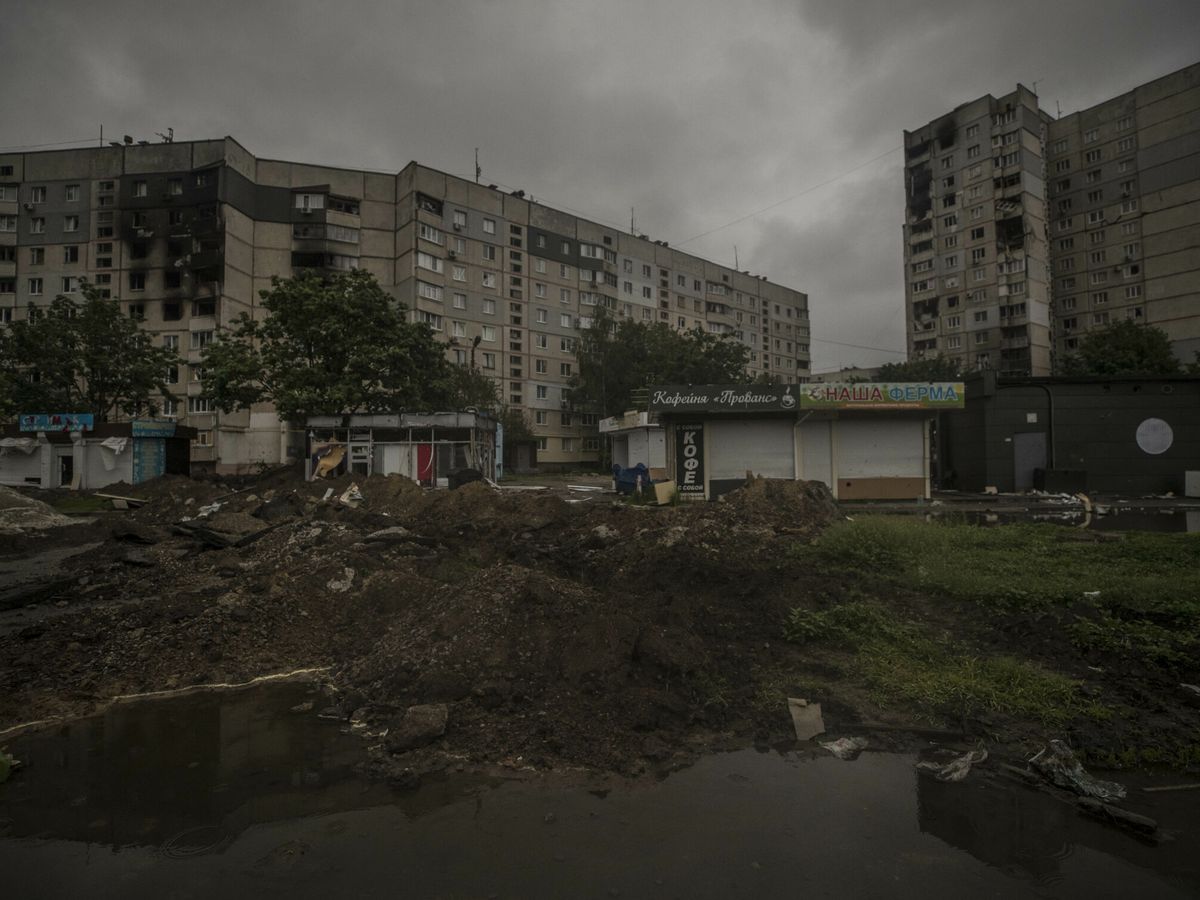 Foto: Destrucción en un barrio residencial en la región de Járkov, Ucrania. (EFE/ Esteban Biba)