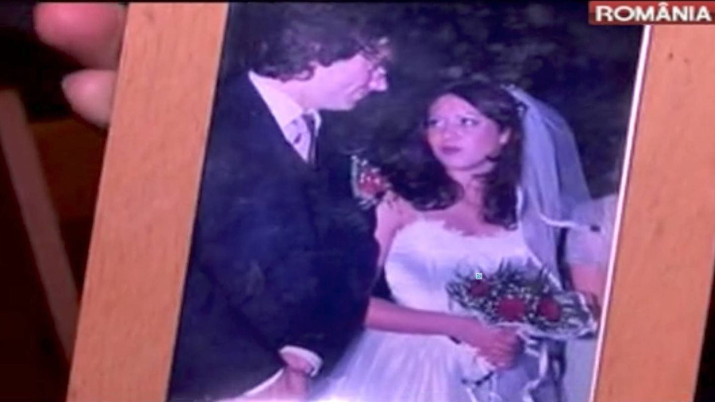 Marcela Topor y su esposo Carles Puigdemont. (Captura televisión estatal de Rumanía)