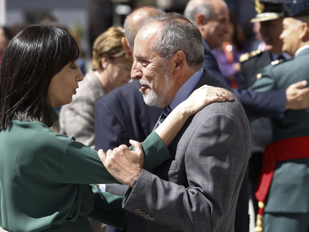 Foto: La nueva directora general de la Guardia Civil, Mercedes González, felicitada por el que fuera alcalde de Madrid Juan Barranco, este martes. (EFE/Mariscal)