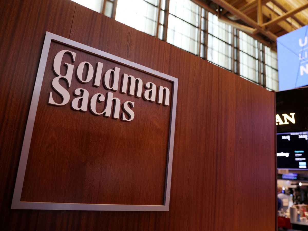 Foto: Logo de Goldman Sachs en la Bolsa de Nueva York. (Reuters/Andrew Kelly)