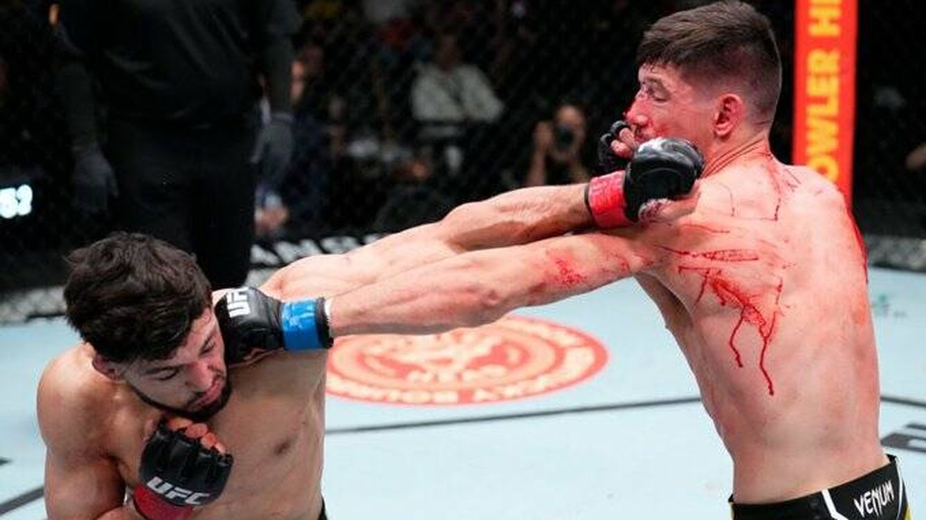 Foto: Arman Tsarukyan contra Joel Álvarez. (MMA Noticias)