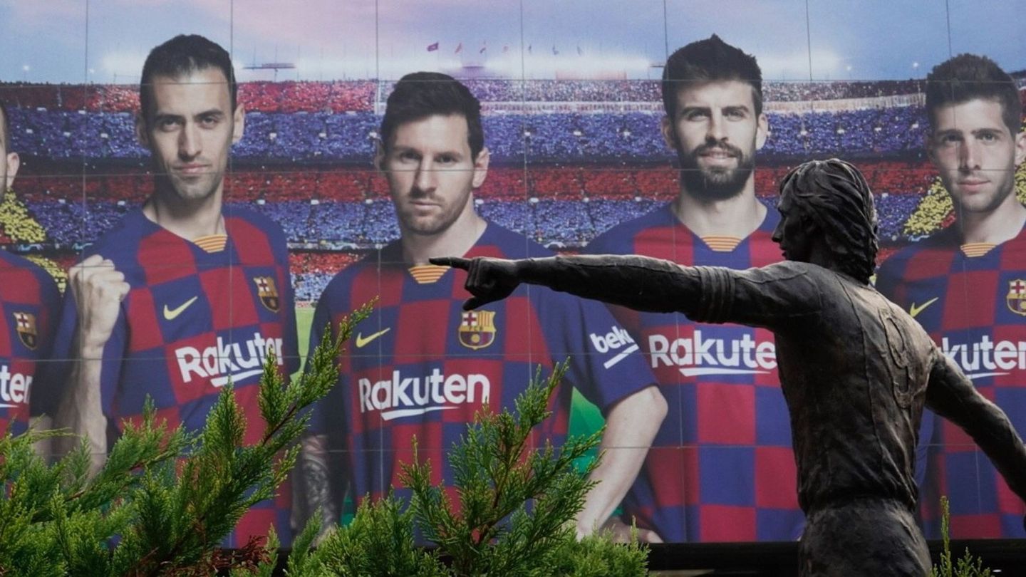 La estatua de Cruyff, con la imagen promocional de Messi al fondo. (EFE)