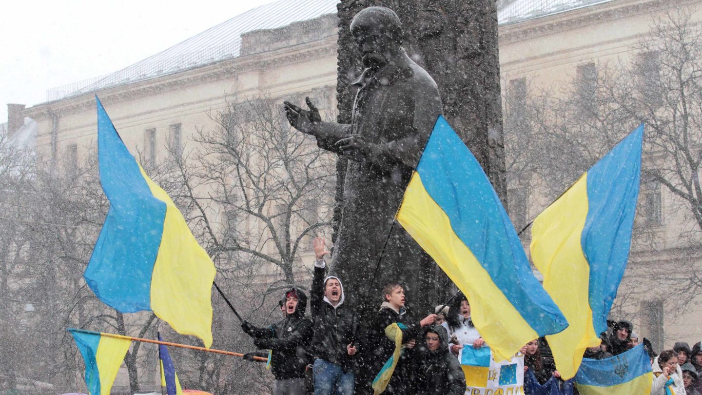 Estudiantes ucranianos protestan en la ciudad de Lviv. (Reuters/Marian Striltsiv)