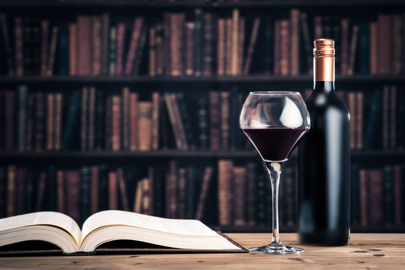 Foto: Buena lectura, un buen vino. La felicidad