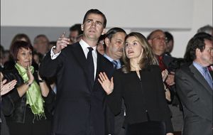 Los reyes Felipe y Letizia asisten por sorpresa al concierto de Jaume Anglada