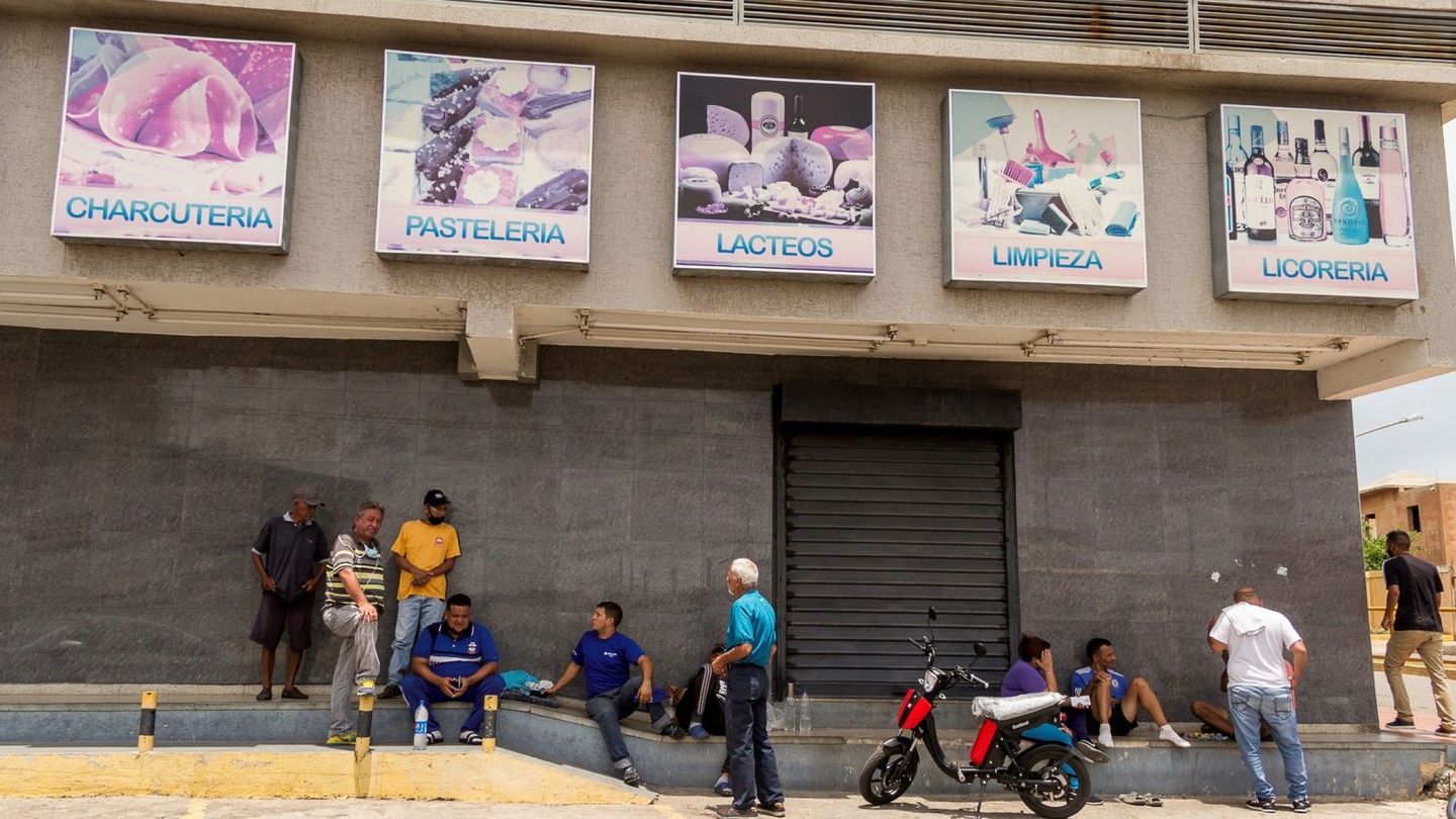 Colas para comprar gasolina frente a una tienda cerrada en Venezuela. (Reuters)