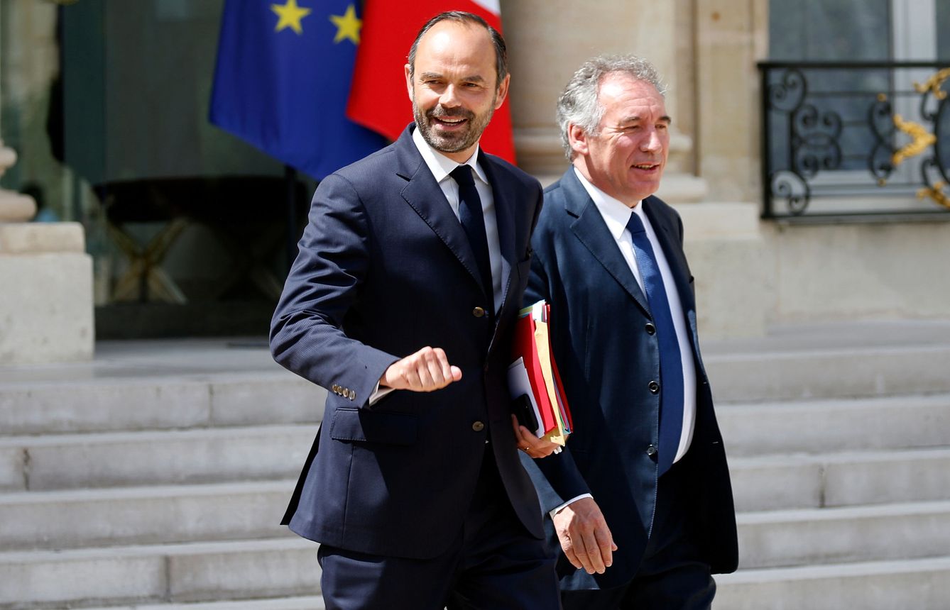 El primer ministro francés Edouard Philippe junto al ministro de justicia Francois Bayrou. (Reuters)