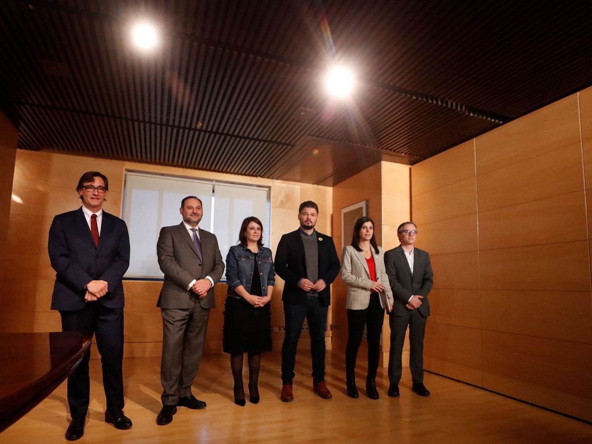 Foto: Salvador Illa, José Luis Ábalos, Adriana Lastra, Gabriel Rufián, Marta Vilalta y Josep Maria Jové, este 28 de noviembre en el Congreso. (EFE)