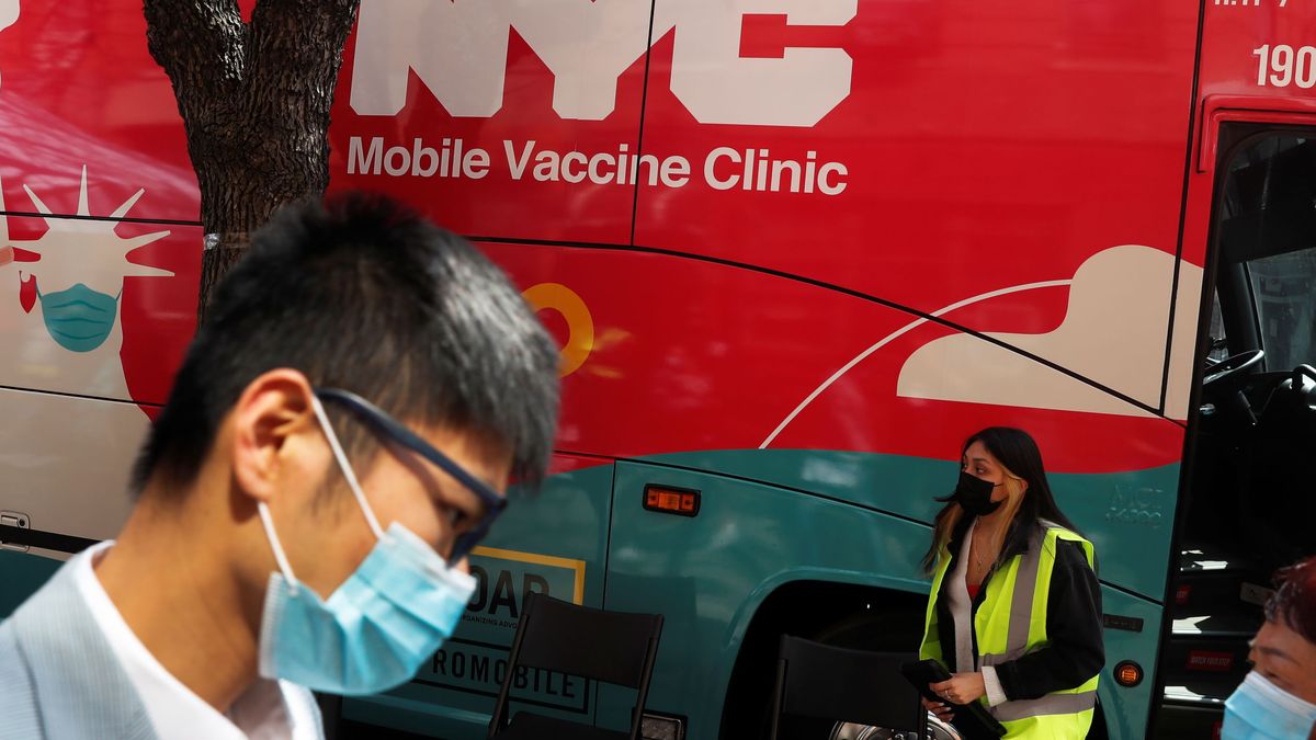 Convierten dos autobuses en clínicas para vacunar en zonas humildes de Nueva York