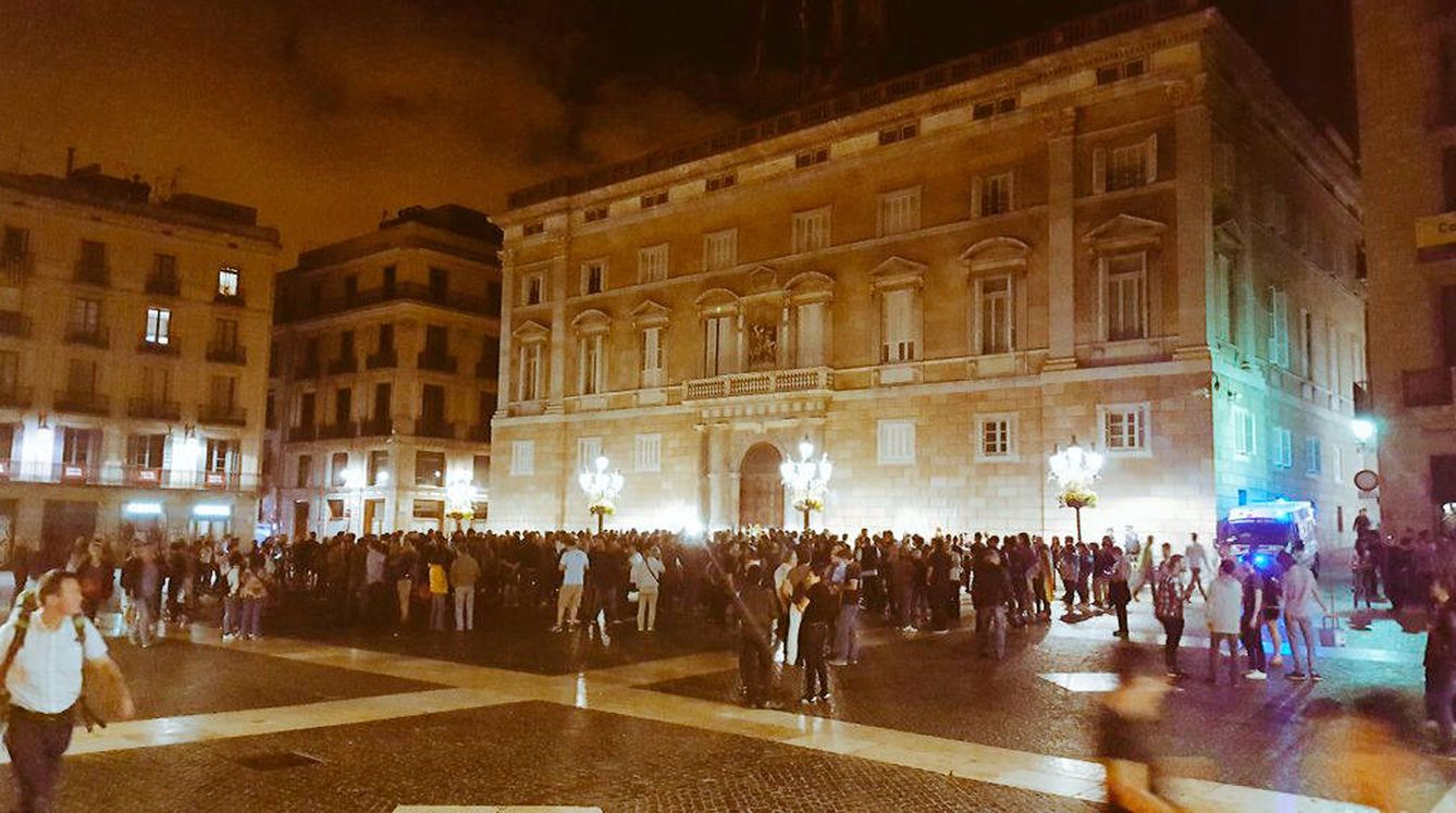 Manifestación ante la Generalitat la noche del 16 de octubre (A.P.)