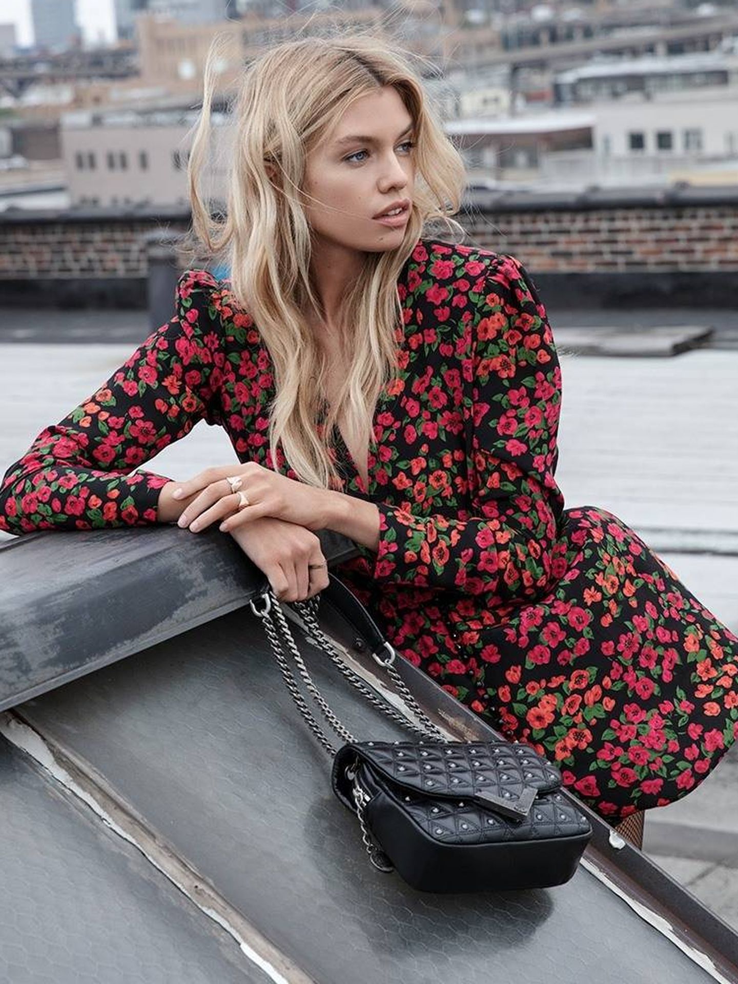 La modelo Stella Maxwell posa junto al bolso que ha creado para The Kooples. (Cortesía de la marca)
