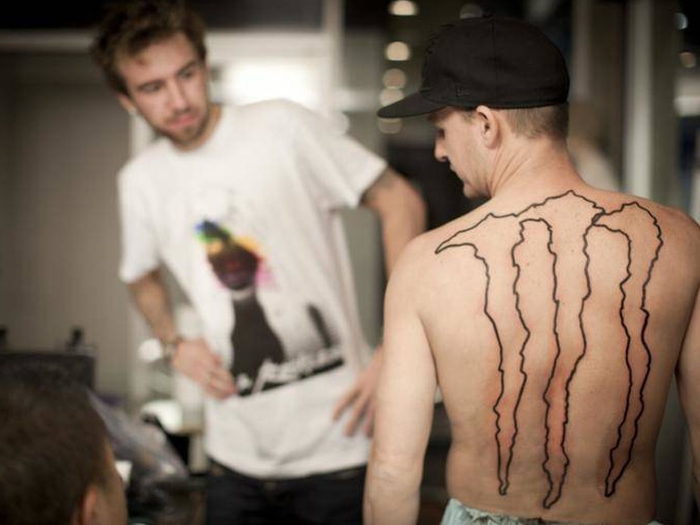 Monster ha sabido aprovechar la iniciativa de su público de tatuarse el logo.