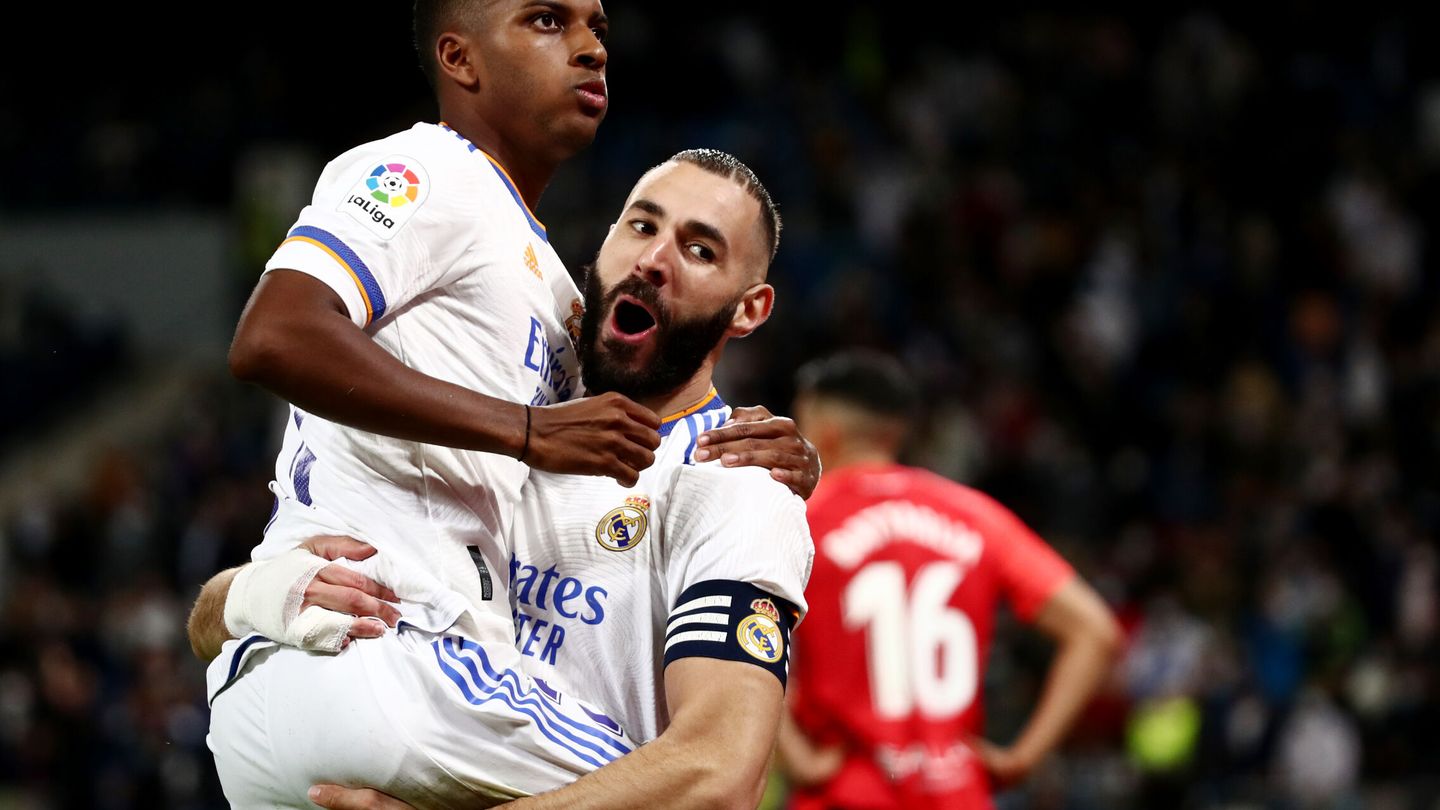 Benzema celebra un gol con Rodrygo. (Efe)