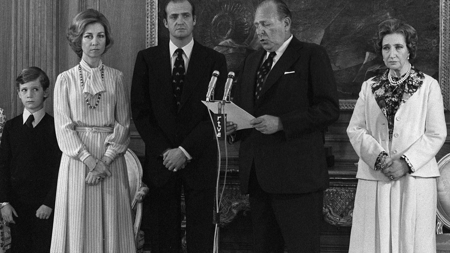 Sofía y Juan Carlos con Don Juan de Borbón y María de las Mercedes. (EFE)
