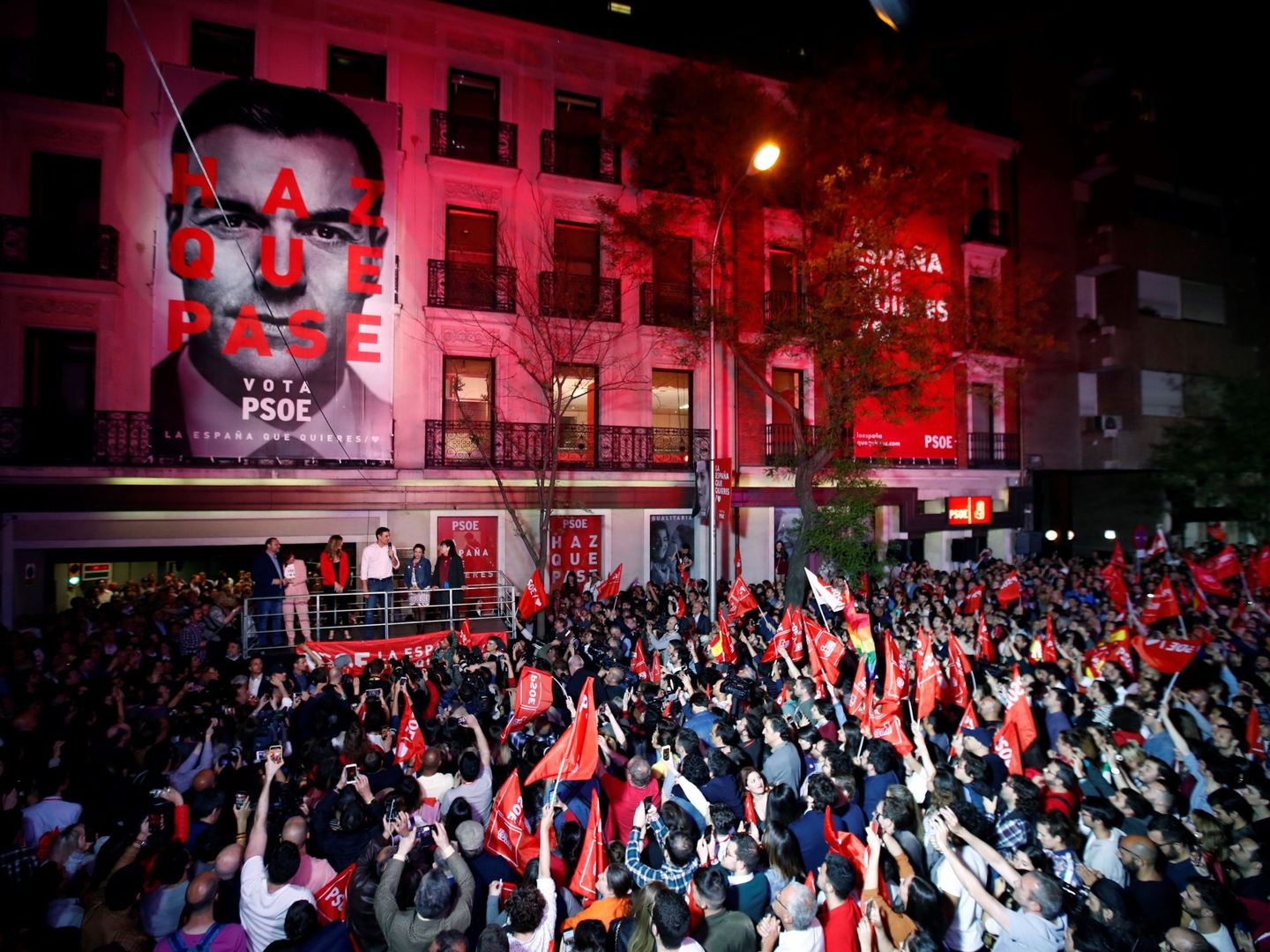 Simpatizantes socialistas celebran el resultado del PSOE en las elecciones generales, en la sede socialista en la Calle Ferraz de Madrid. EFE
