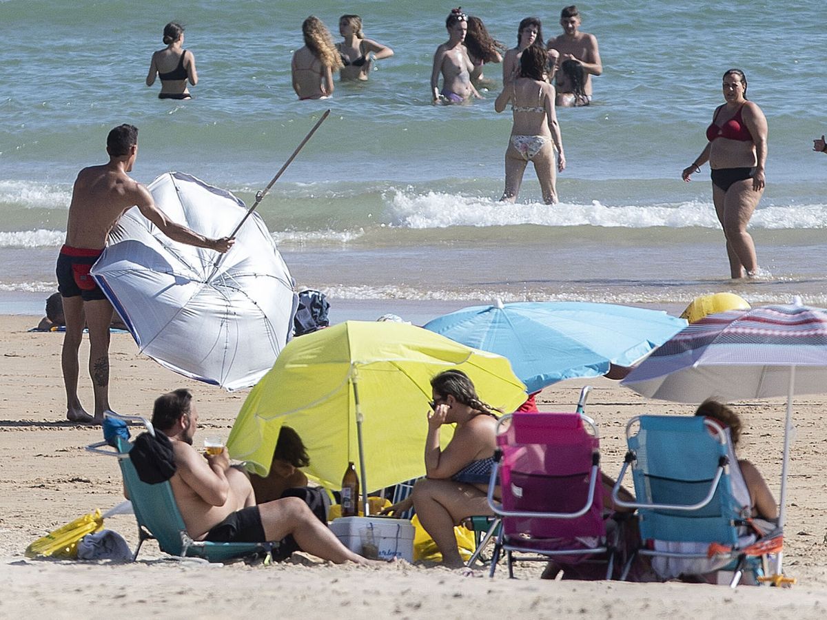 Foto: Algunas de las estampas más habituales de cada verano las podemos encontrar en las playas. (EFE/Román Ríos)