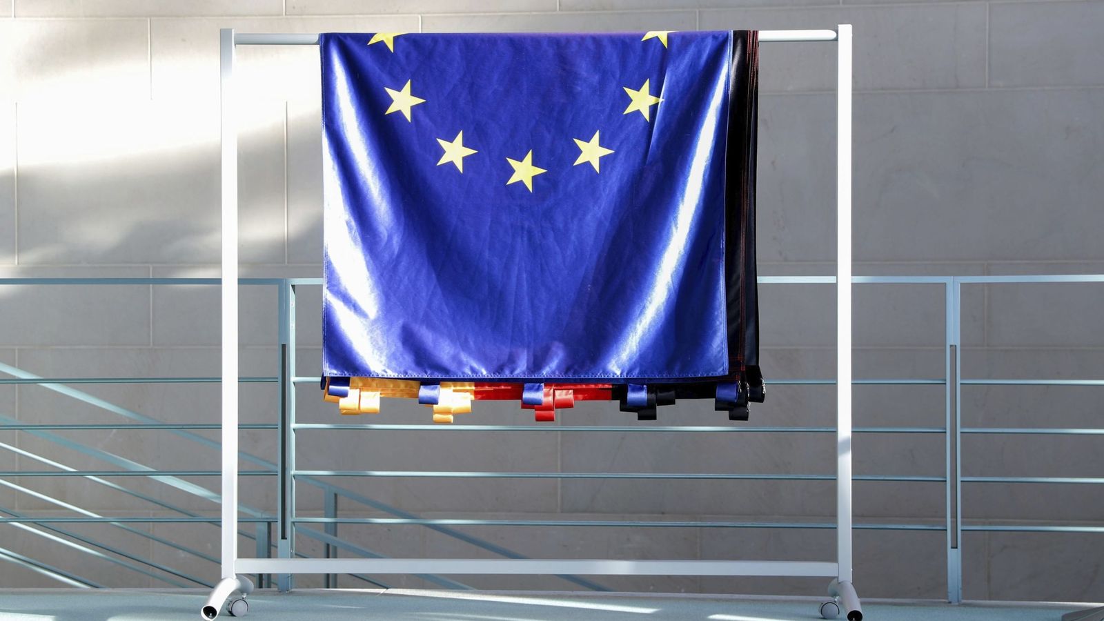 Foto: Vista de una bandera de la UE doblada tras un encuentro entre líderes. (EFE)