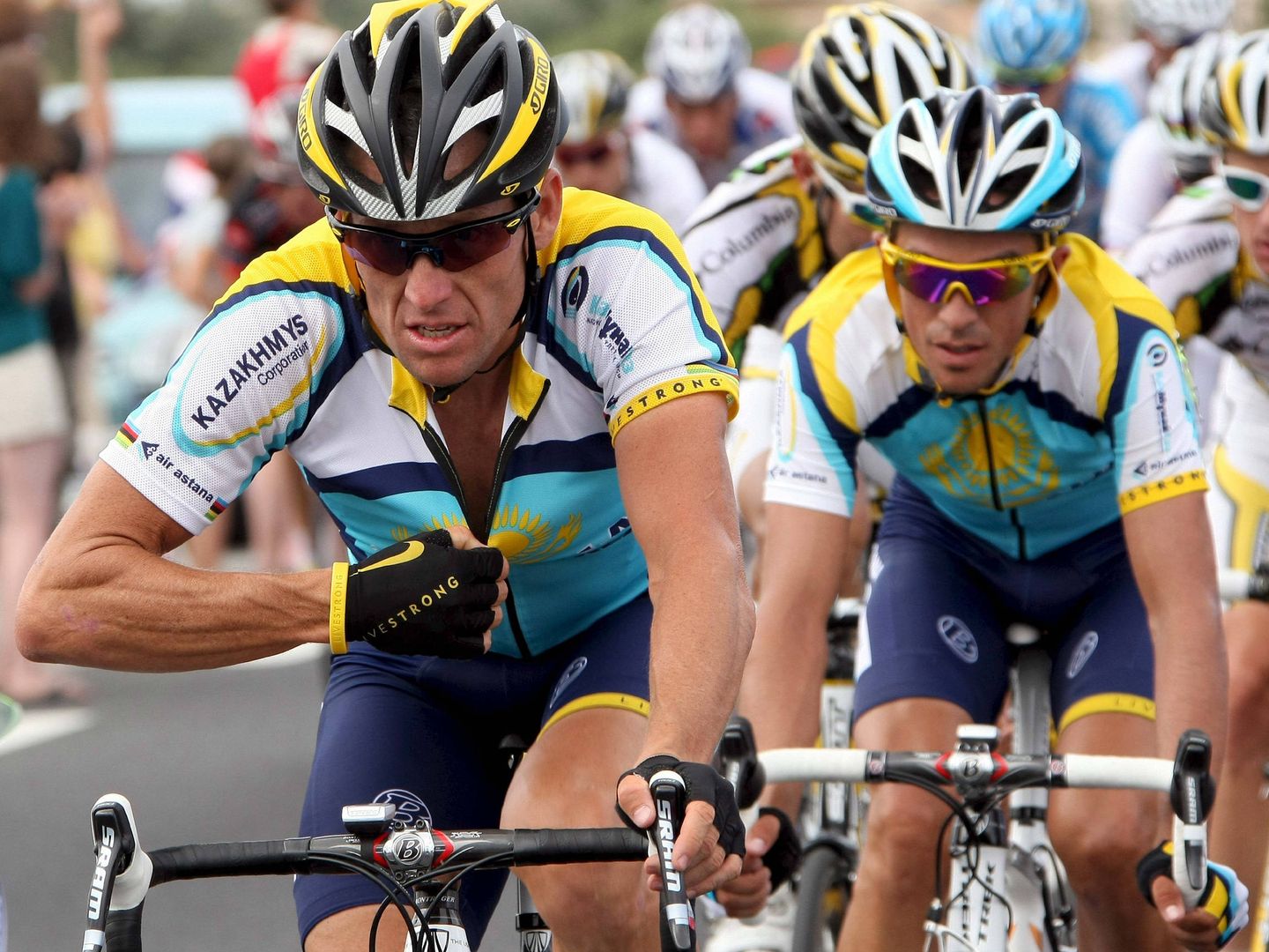 Armstong y Contador, una rivalidad corta, pero única en el ciclismo. (EFE)
