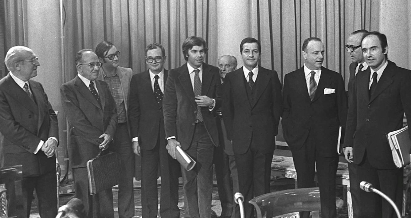 Reunión de los Pactos de la Moncloa, con Adolfo Suárez y Felipe González (cuarto y quinto por la derecha). 