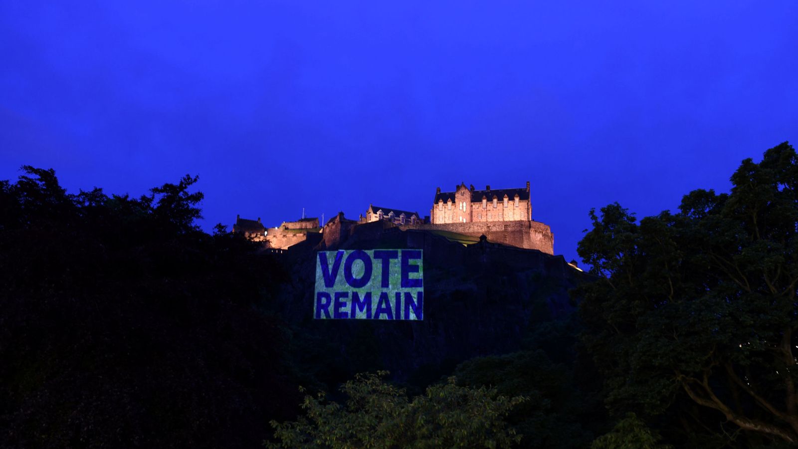 Foto: El castillo de Edimburgo iluminado con un cartel a favor de la permanencia, el 21 de junio de 2016 (Reuters)