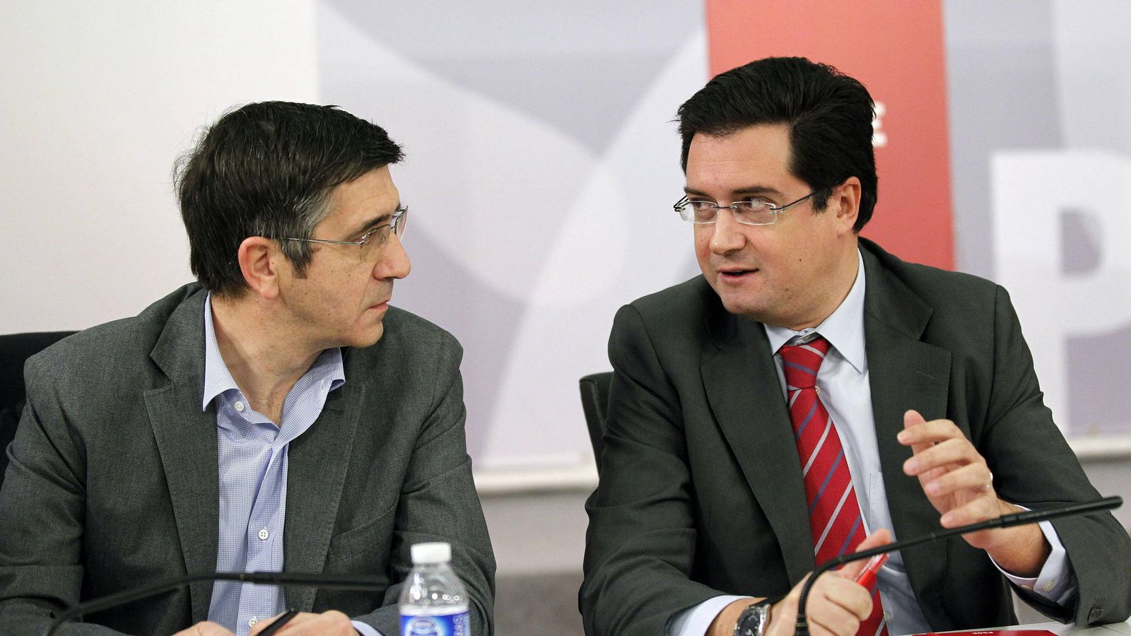 Foto: Patxi López y Óscar López conversan durante una reunión de la ejecutiva de Alfredo Pérez Rubalcaba, en enero de 2013 en Ferraz. (EFE)