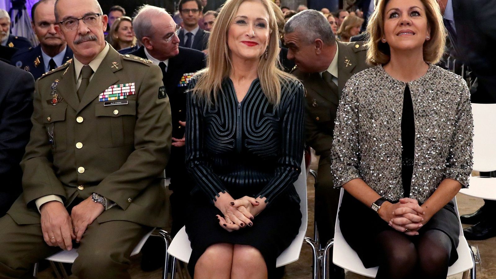 Foto: Imagen de archivo de la ministra de Defensa, María Dolores de Cospedal, junto a Cristina Cifuentes. (EFE)