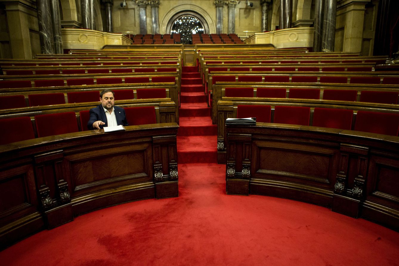 Foto: El vicepresidente de la Generalitat Oriol Junqueras, minutos antes de iniciarse la sesión del pleno ordinario del Parlament. (EFE)