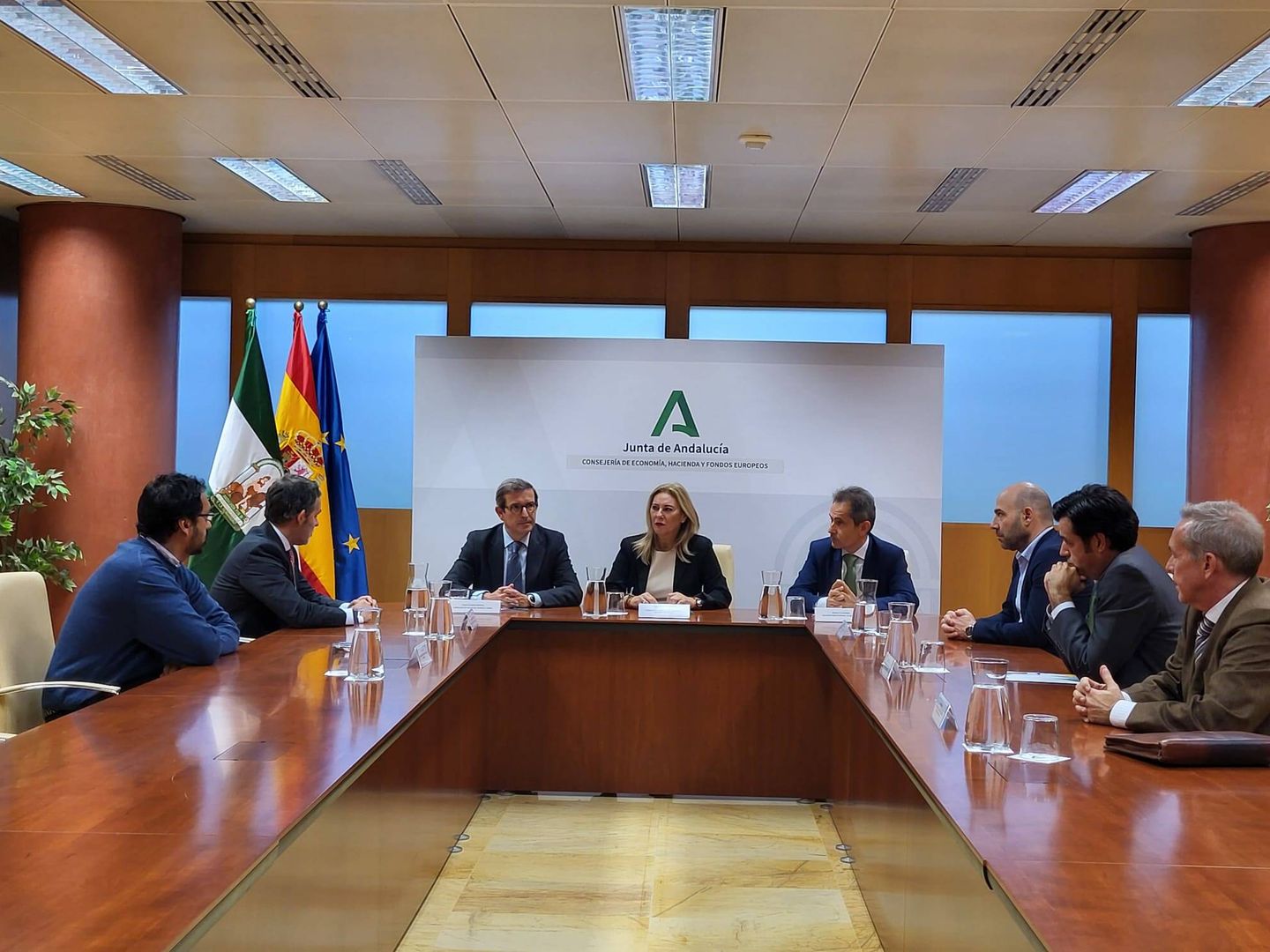 Los consejeros de Industria y Hacienda de la Junta, Jorge Paradela y Carolina España, con el director de Iberdrola en Andalucía, Antonio Fernández.