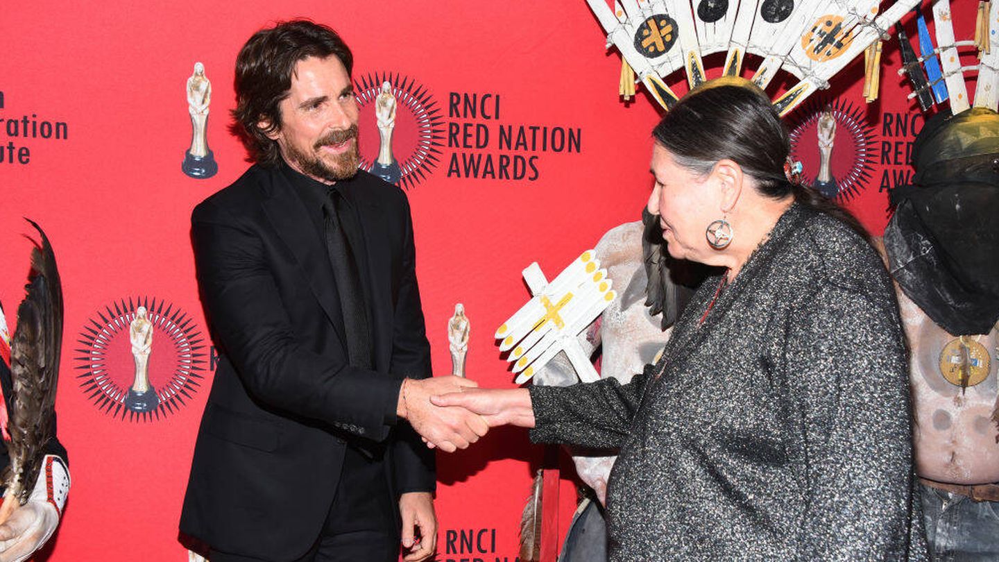 La activista, saludando a Christian Bale en 2019. (Getty)