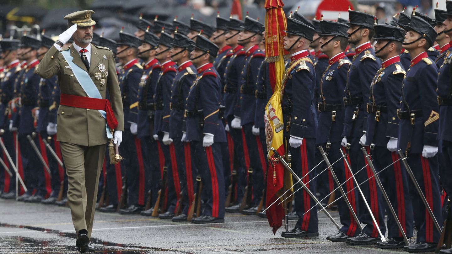Felipe VI pasa revista a la Guardia Real, durante el acto central del Día de la Fiesta Nacional. (EFE)