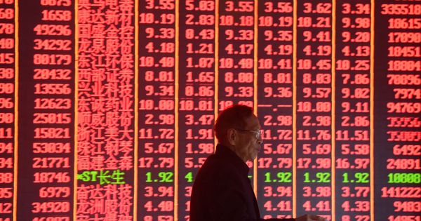 Foto: Un hombre pasa por delante de una pantalla con información financiera en Hangzhou, China, en febrero de 2019. (Reuters)