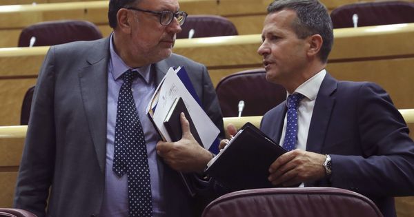 Foto: Los senadores, del PDeCAT, Josep Lluis Cleries (i), y del PNV, Jokin Bildarratz. (EFE)