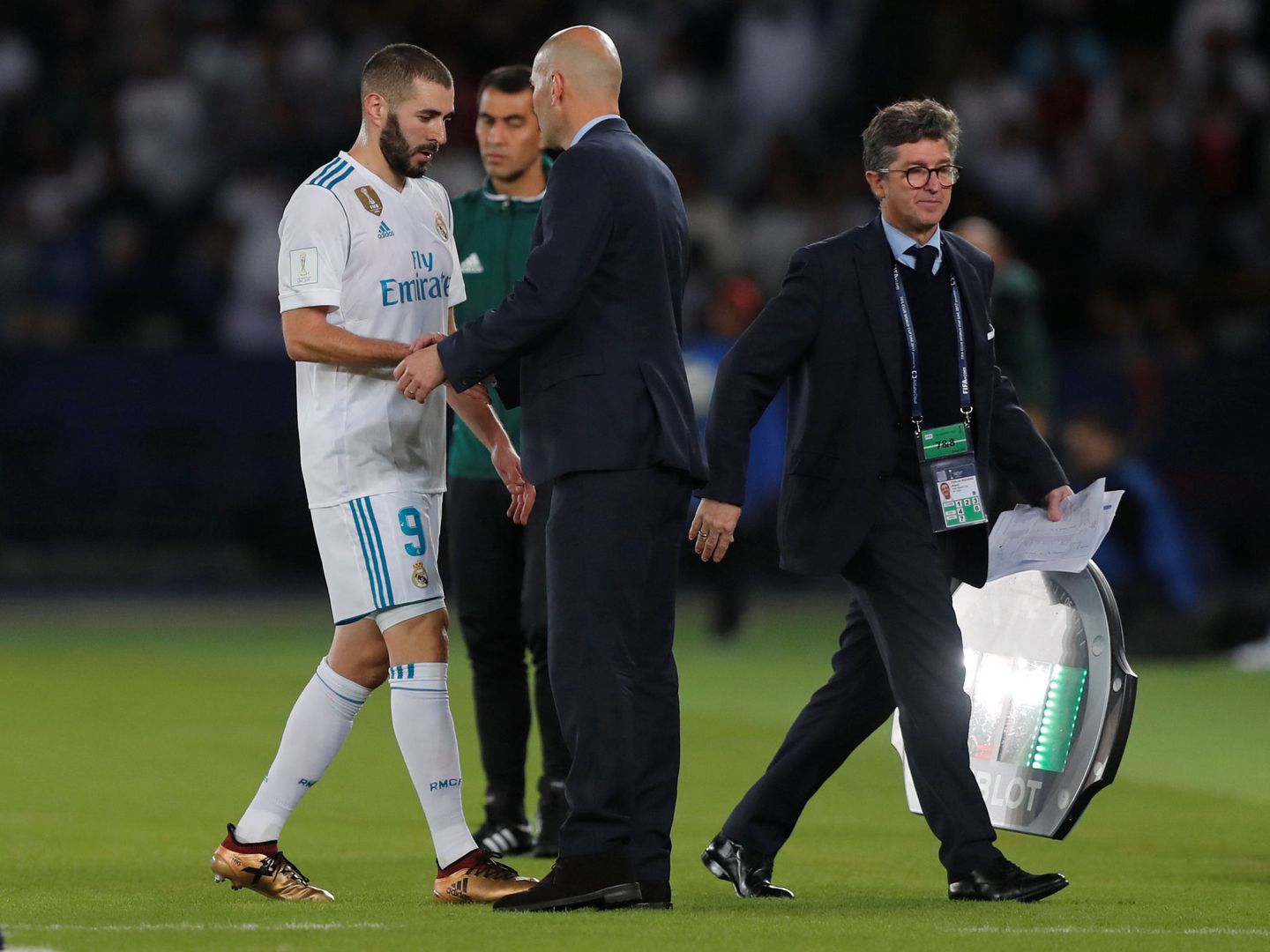 Zidane consuela a Benzema en el momento de cambiarle en un partido. (EFE)