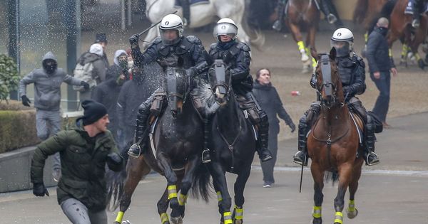 Foto: Miembros de la policía montada marchan contra los miembros de la ultraderecha flamenca durante los disturbios. (EFE)
