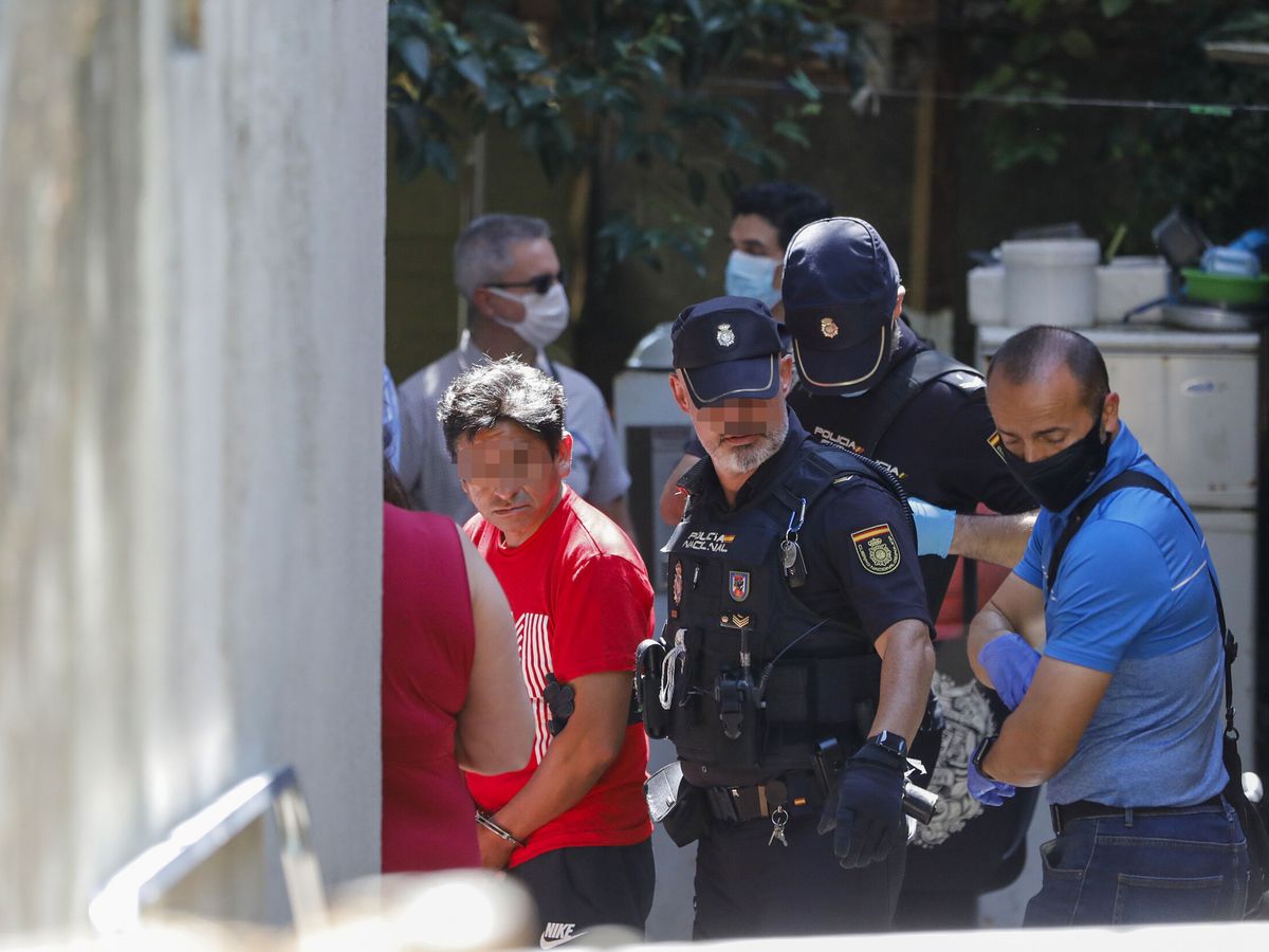 Foto: Agentes de la Policía Nacional, escoltando al acusado de matar a su compañero de piso en Vigo. (EFE/Salvador Sas)