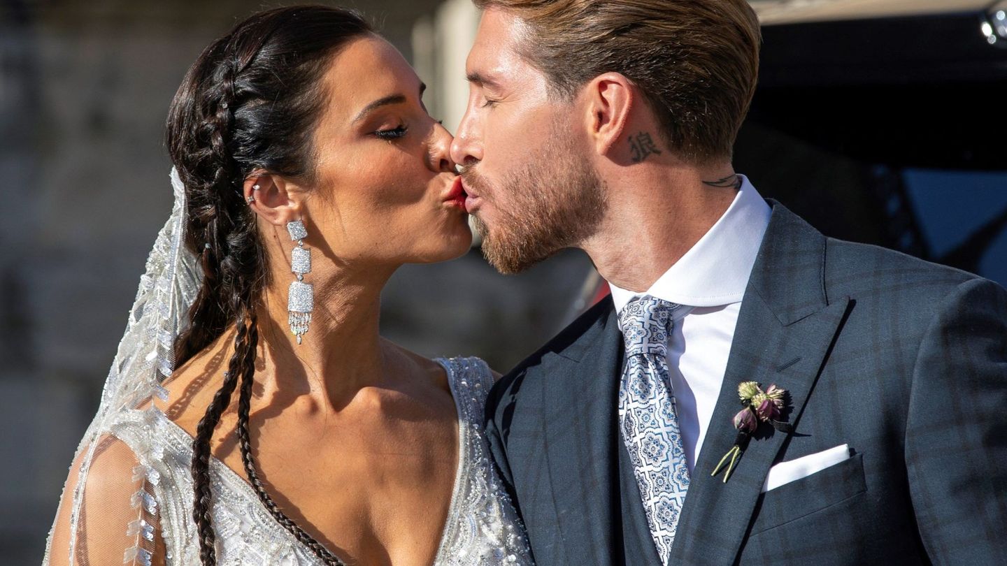 Pilar Rubio y Sergio Ramos se besan tras casarse. (EFE)