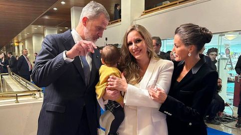 El tierno gesto de los Reyes de España con el bebé de la cantante María Toledo
