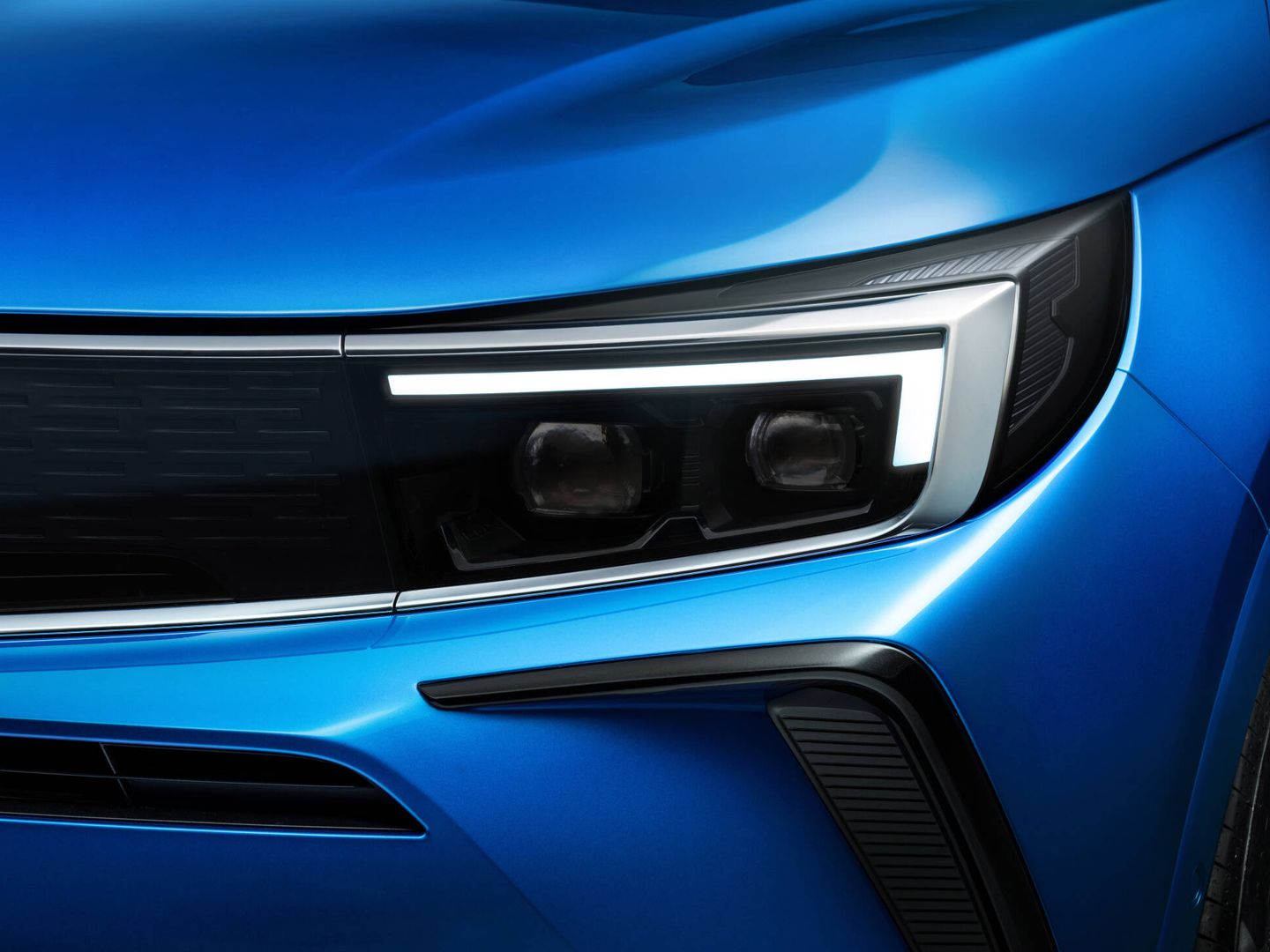 La nueva 'mirada' frontal es uno de los rasgos del diseño 'Opel Vizor'. Y cada faro delantero tiene 64 diodos LED.