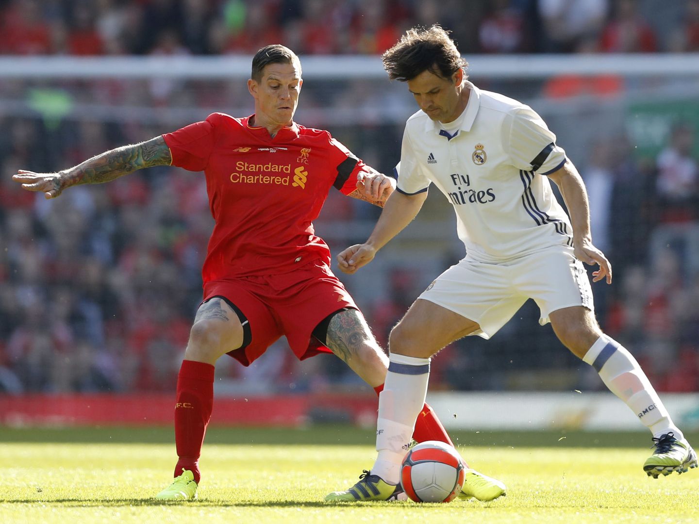 Daniel Agger, del Liverpool, con Fernando Morientes, del Real Madrid | Reuters