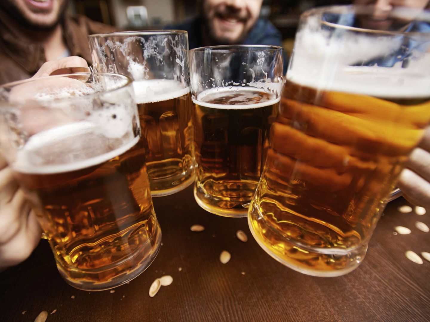 Brindar con una cerveza es un buen plan para celebrar el Día Internacional de la Cerveza.