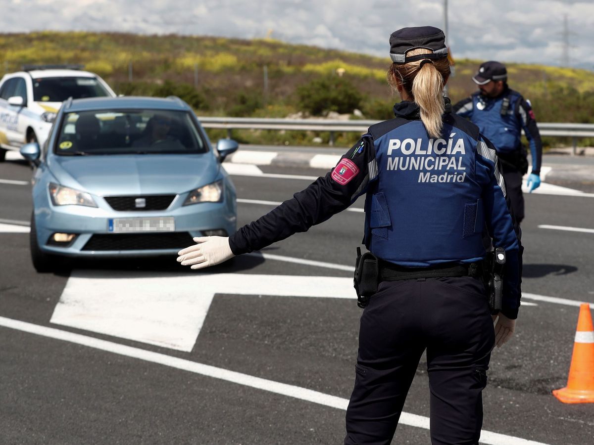 Foto: Un agente de la Policía Municipal detiene un vehículo en un control. (EFE)